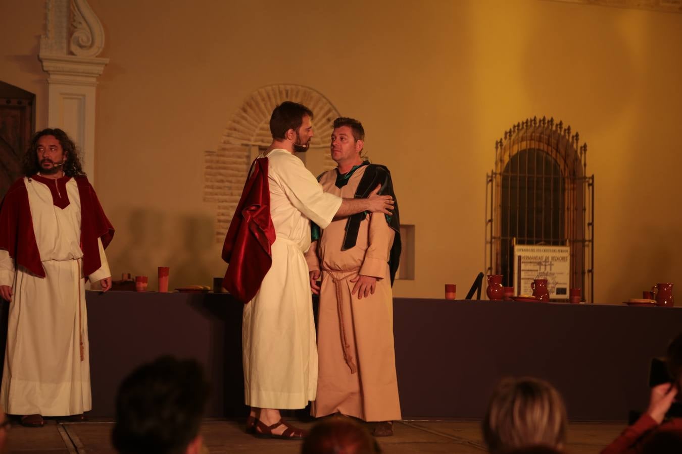 Miles de personas asistieron en Lorca al vía crucis del Paso Morado, con medio centenar de figurantes, desde San Francisco al Calvario