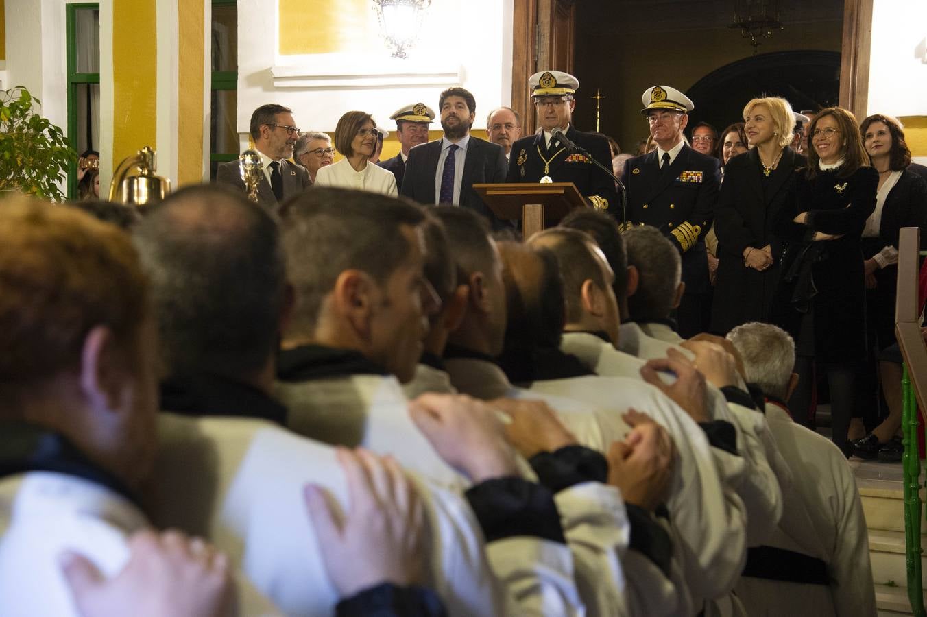 Los traslados de Juan, Pedro y Santiago entusiasman en el ocaso del Martes Santo