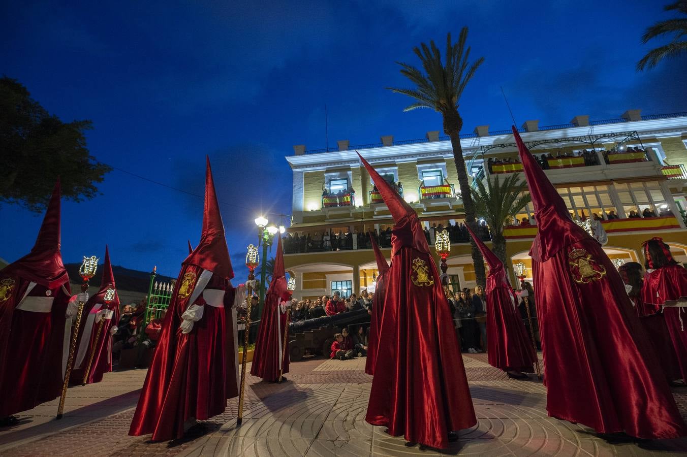 Los traslados de Juan, Pedro y Santiago entusiasman en el ocaso del Martes Santo