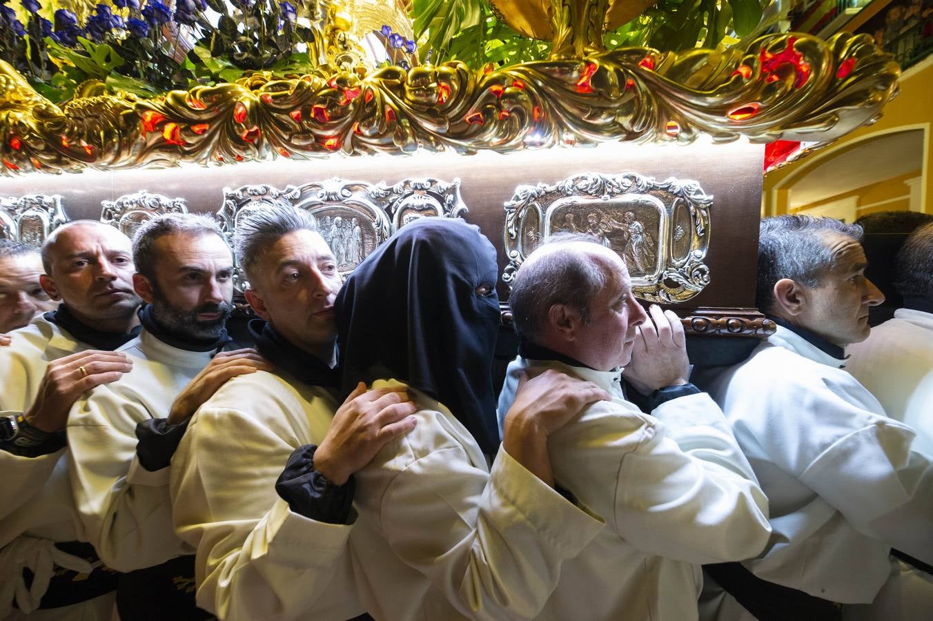 Los traslados de Juan, Pedro y Santiago entusiasman en el ocaso del Martes Santo