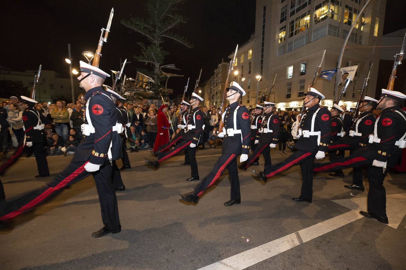 Los traslados de Juan, Pedro y Santiago entusiasman en el ocaso del Martes Santo