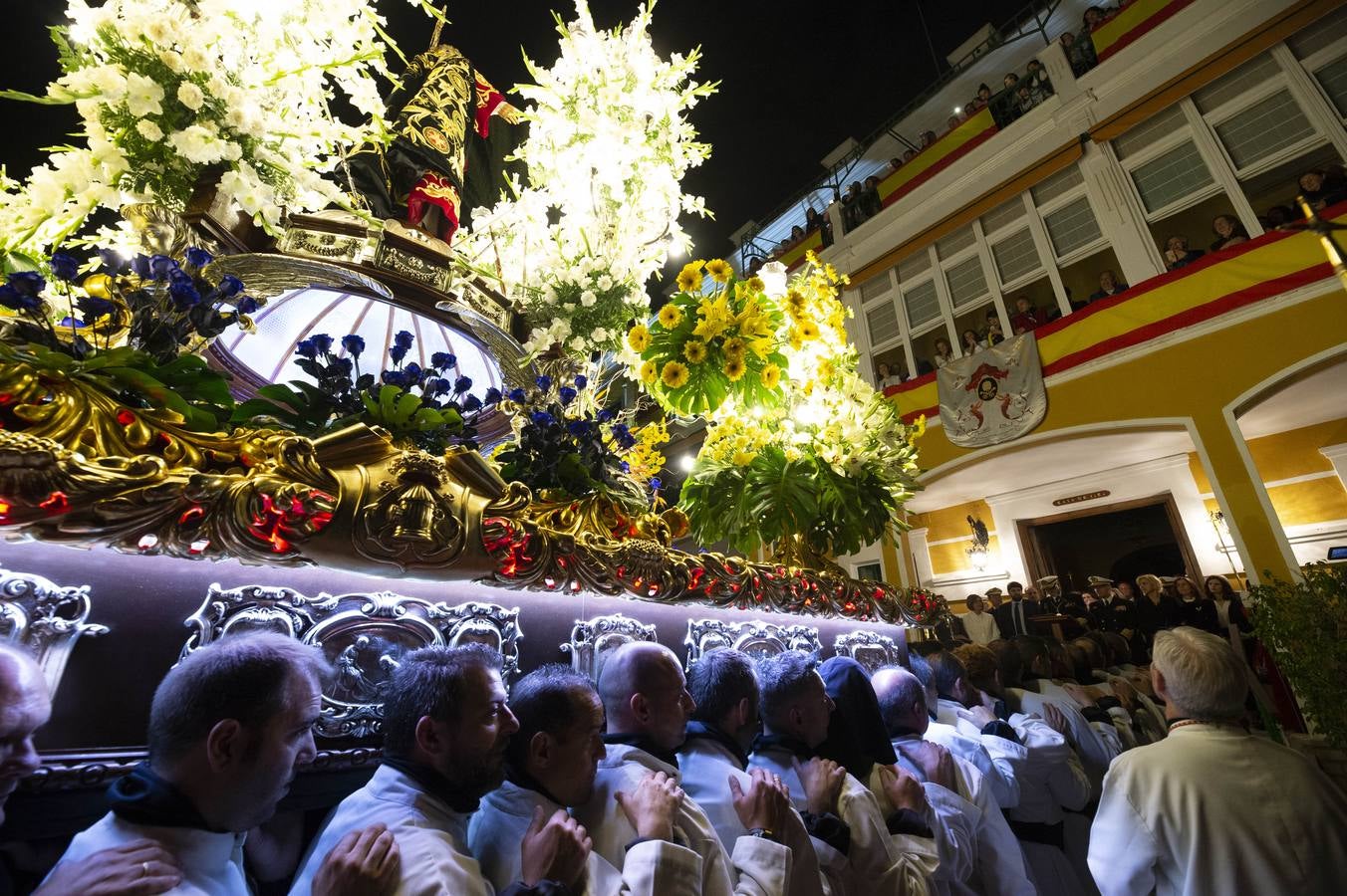 Los traslados de Juan, Pedro y Santiago entusiasman en el ocaso del Martes Santo