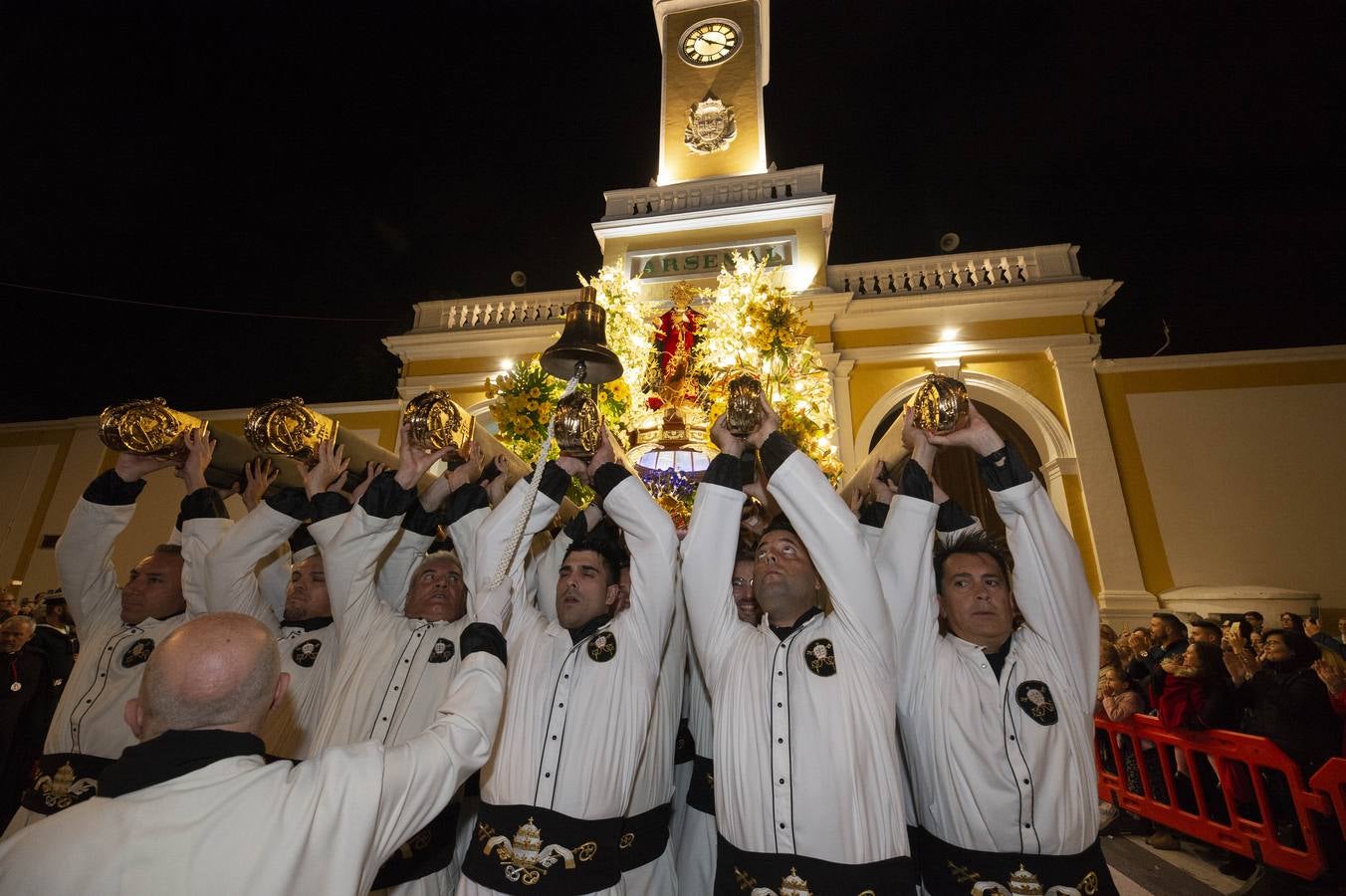Los traslados de Juan, Pedro y Santiago entusiasman en el ocaso del Martes Santo