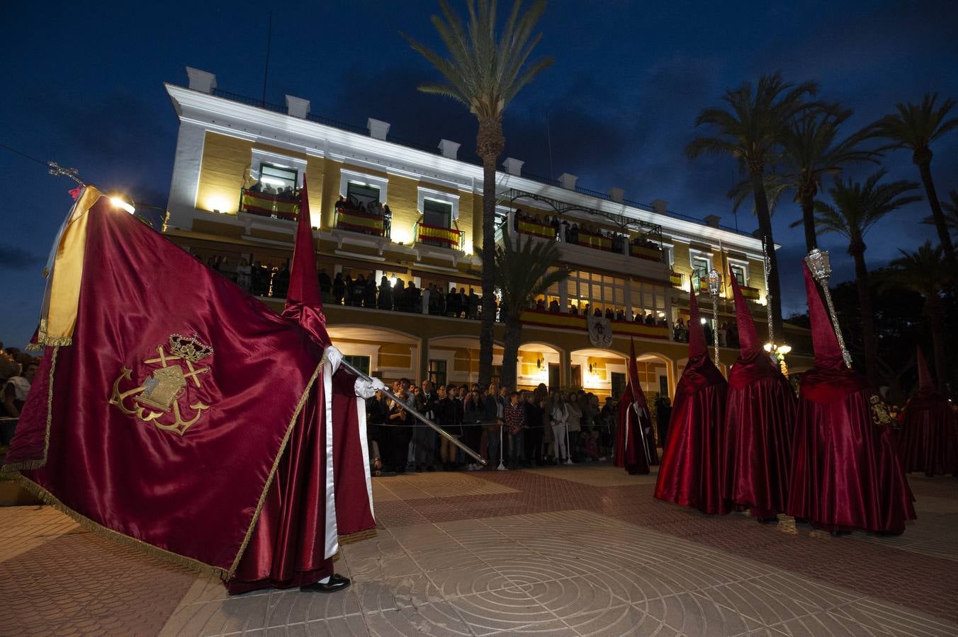 Los traslados de Juan, Pedro y Santiago entusiasman en el ocaso del Martes Santo