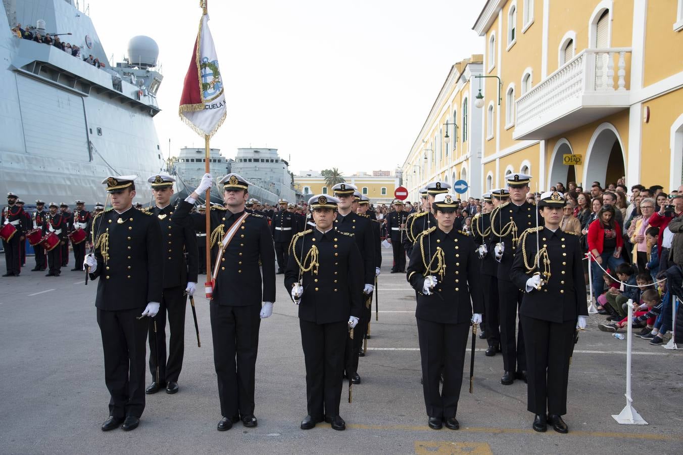 Los traslados de Juan, Pedro y Santiago entusiasman en el ocaso del Martes Santo