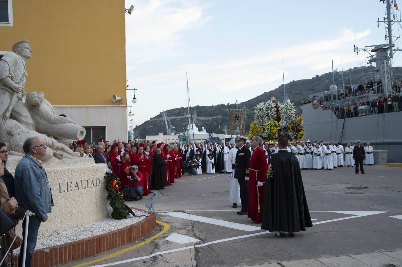 Los traslados de Juan, Pedro y Santiago entusiasman en el ocaso del Martes Santo
