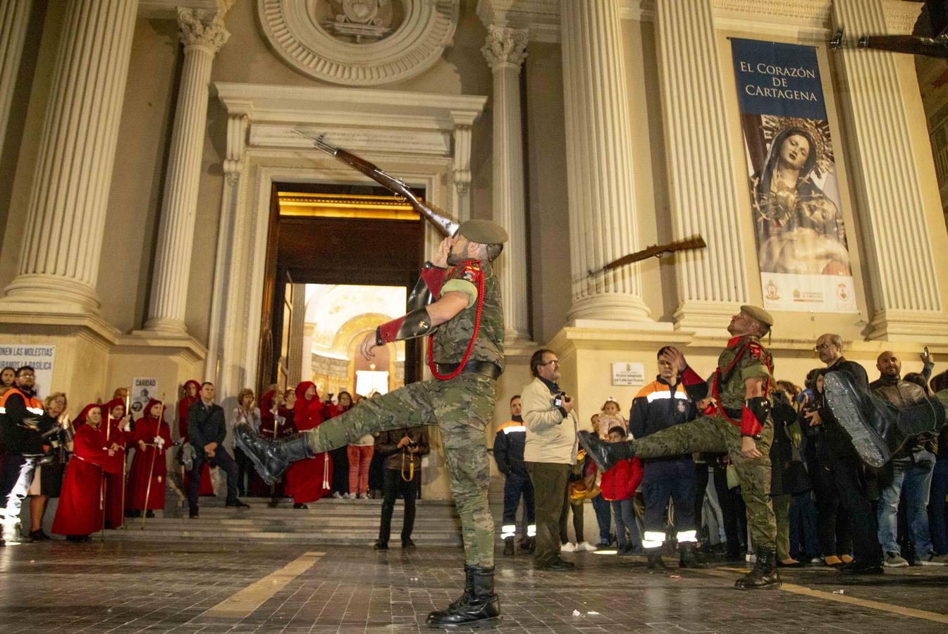 Los traslados de Juan, Pedro y Santiago entusiasman en el ocaso del Martes Santo