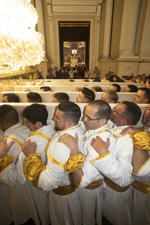 Los traslados de Juan, Pedro y Santiago entusiasman en el ocaso del Martes Santo