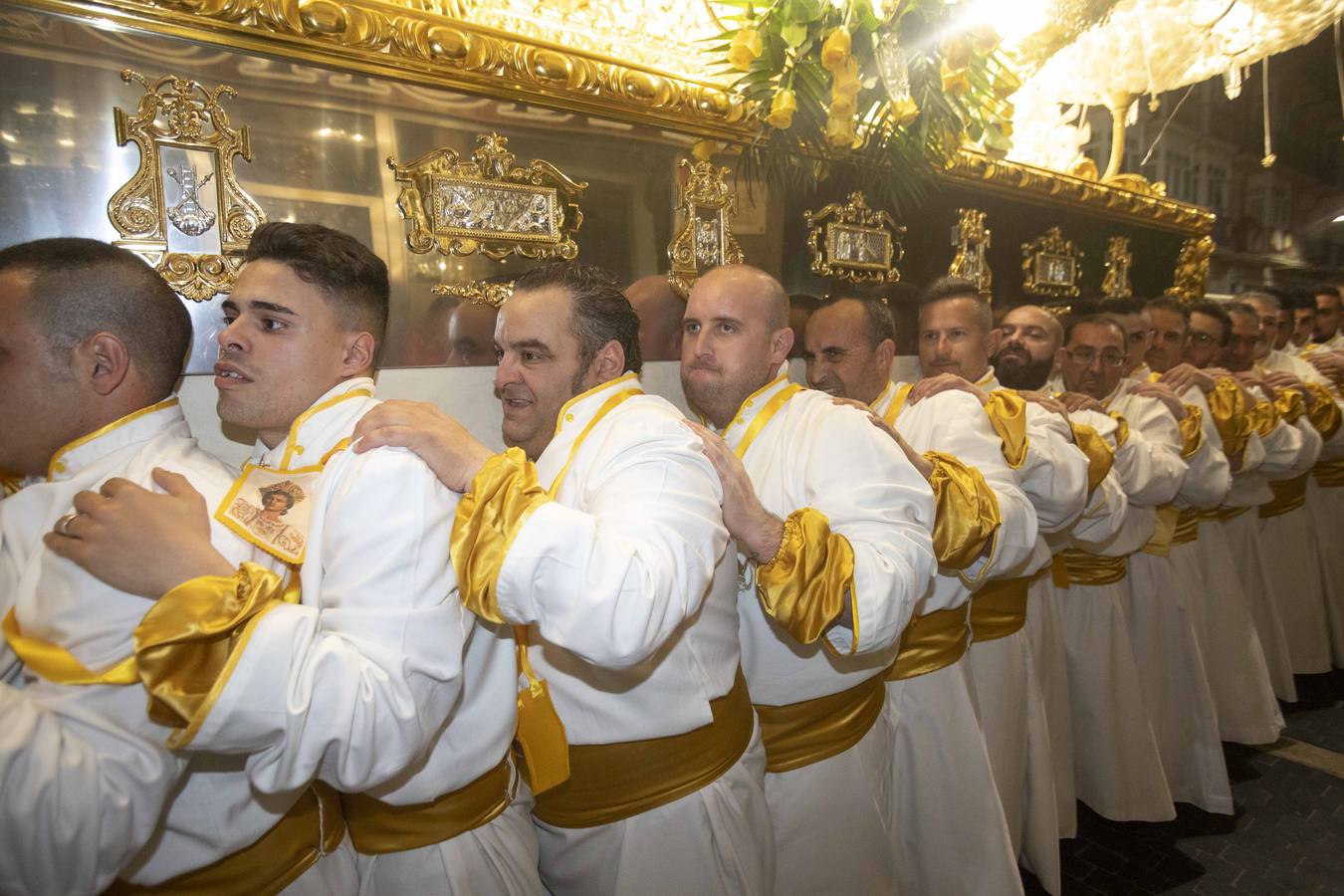 Los traslados de Juan, Pedro y Santiago entusiasman en el ocaso del Martes Santo