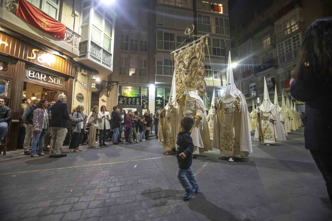 Los traslados de Juan, Pedro y Santiago entusiasman en el ocaso del Martes Santo