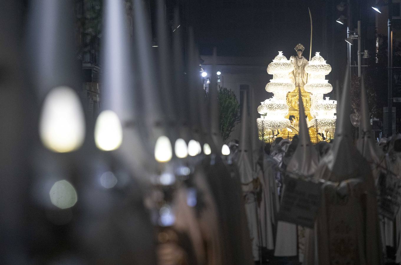 Los traslados de Juan, Pedro y Santiago entusiasman en el ocaso del Martes Santo