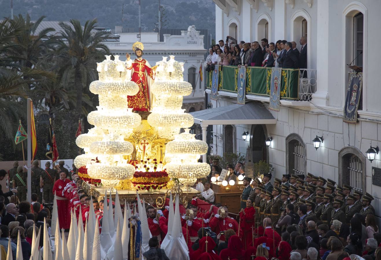 Los traslados de Juan, Pedro y Santiago entusiasman en el ocaso del Martes Santo