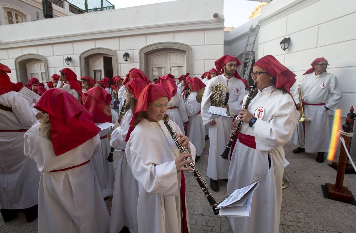 Los traslados de Juan, Pedro y Santiago entusiasman en el ocaso del Martes Santo