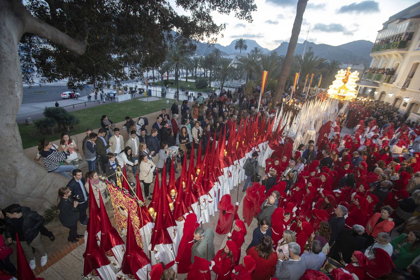 Los traslados de Juan, Pedro y Santiago entusiasman en el ocaso del Martes Santo