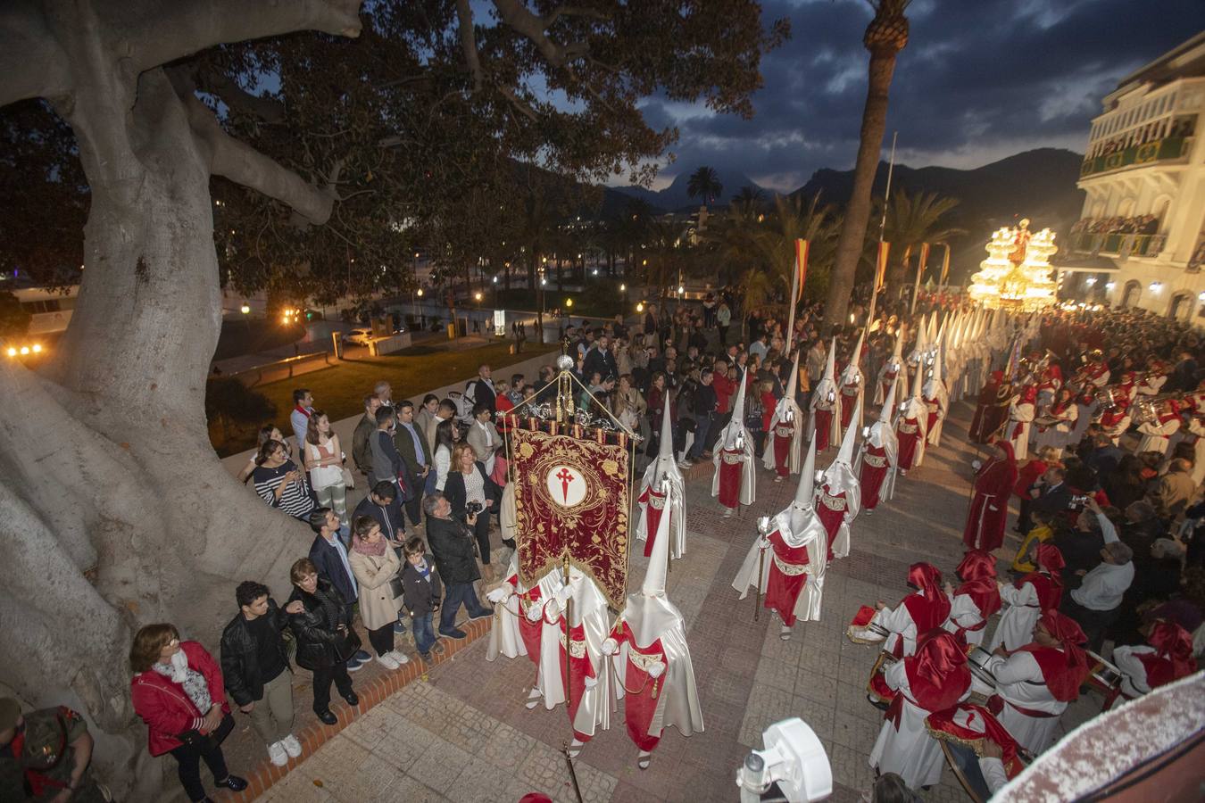 Los traslados de Juan, Pedro y Santiago entusiasman en el ocaso del Martes Santo