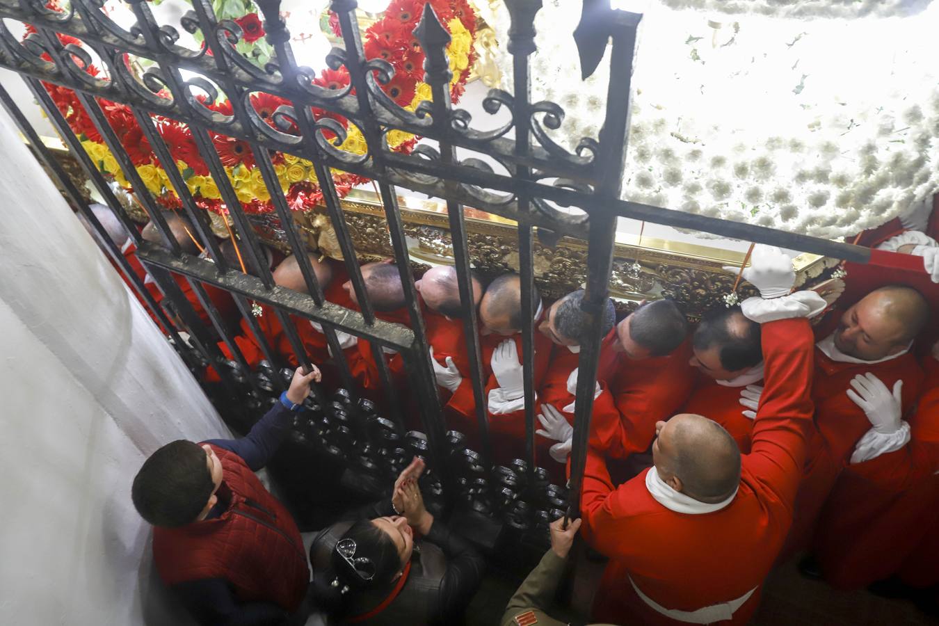 Los traslados de Juan, Pedro y Santiago entusiasman en el ocaso del Martes Santo