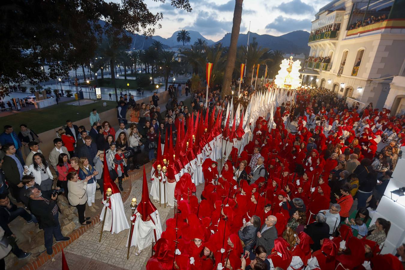 Los traslados de Juan, Pedro y Santiago entusiasman en el ocaso del Martes Santo