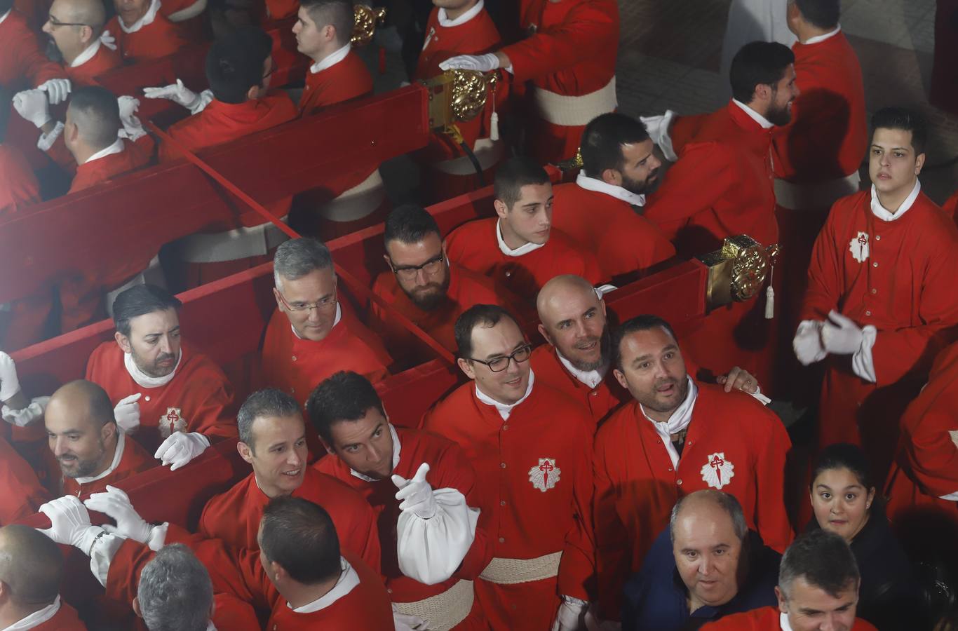 Los traslados de Juan, Pedro y Santiago entusiasman en el ocaso del Martes Santo