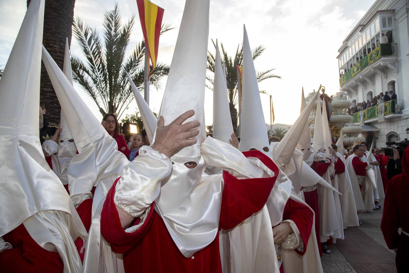 Los traslados de Juan, Pedro y Santiago entusiasman en el ocaso del Martes Santo