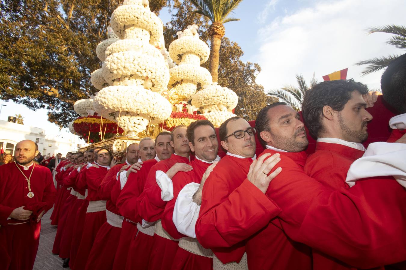 Los traslados de Juan, Pedro y Santiago entusiasman en el ocaso del Martes Santo