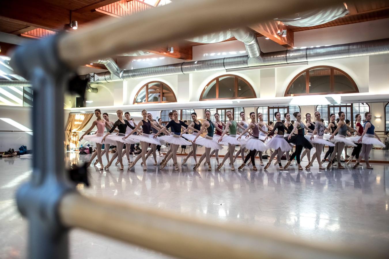 Varias bailarinas del Ballet Nacional checo participan en un ensayo general de «El lago de los cisnes» en el escenario del Teatro Nacional en Praga (República Checa). El Ballet Nacional checo es la primera gran compañía que ha conseguido la aprobación para representar la pieza fuera de Alemania. 