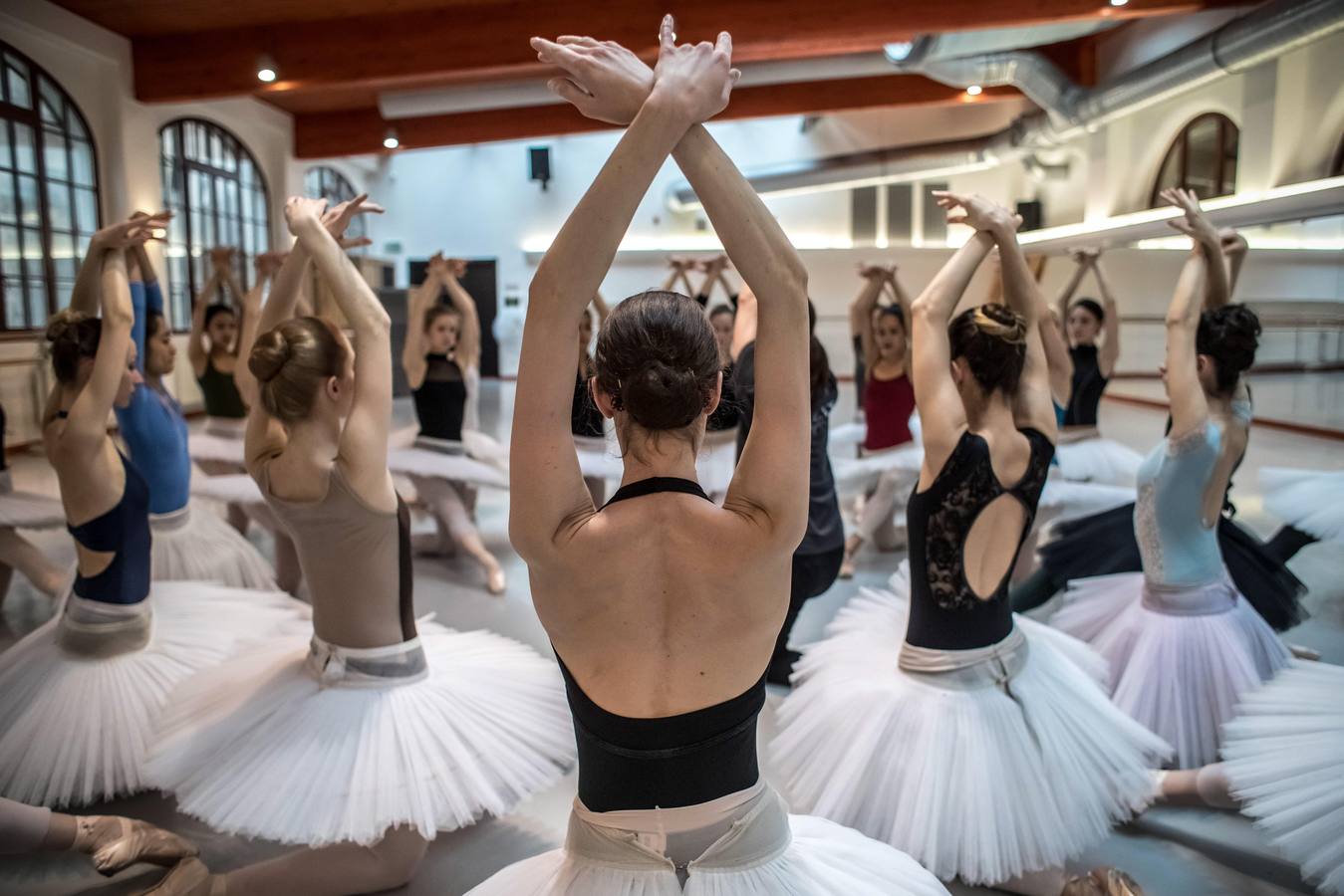 Varias bailarinas del Ballet Nacional checo participan en un ensayo general de «El lago de los cisnes» en el escenario del Teatro Nacional en Praga (República Checa). El Ballet Nacional checo es la primera gran compañía que ha conseguido la aprobación para representar la pieza fuera de Alemania. 