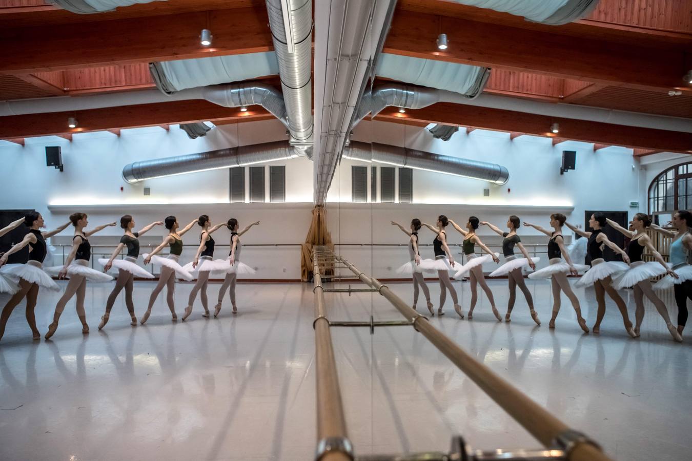 Varias bailarinas del Ballet Nacional checo participan en un ensayo general de «El lago de los cisnes» en el escenario del Teatro Nacional en Praga (República Checa). El Ballet Nacional checo es la primera gran compañía que ha conseguido la aprobación para representar la pieza fuera de Alemania. 