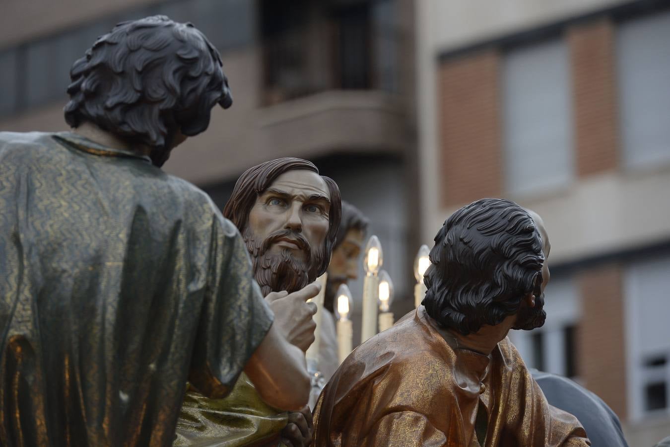 Miles de penitentes, estantes y mayordomos se sumaron a otros tantos murcianos que un año más colmaron la carrera