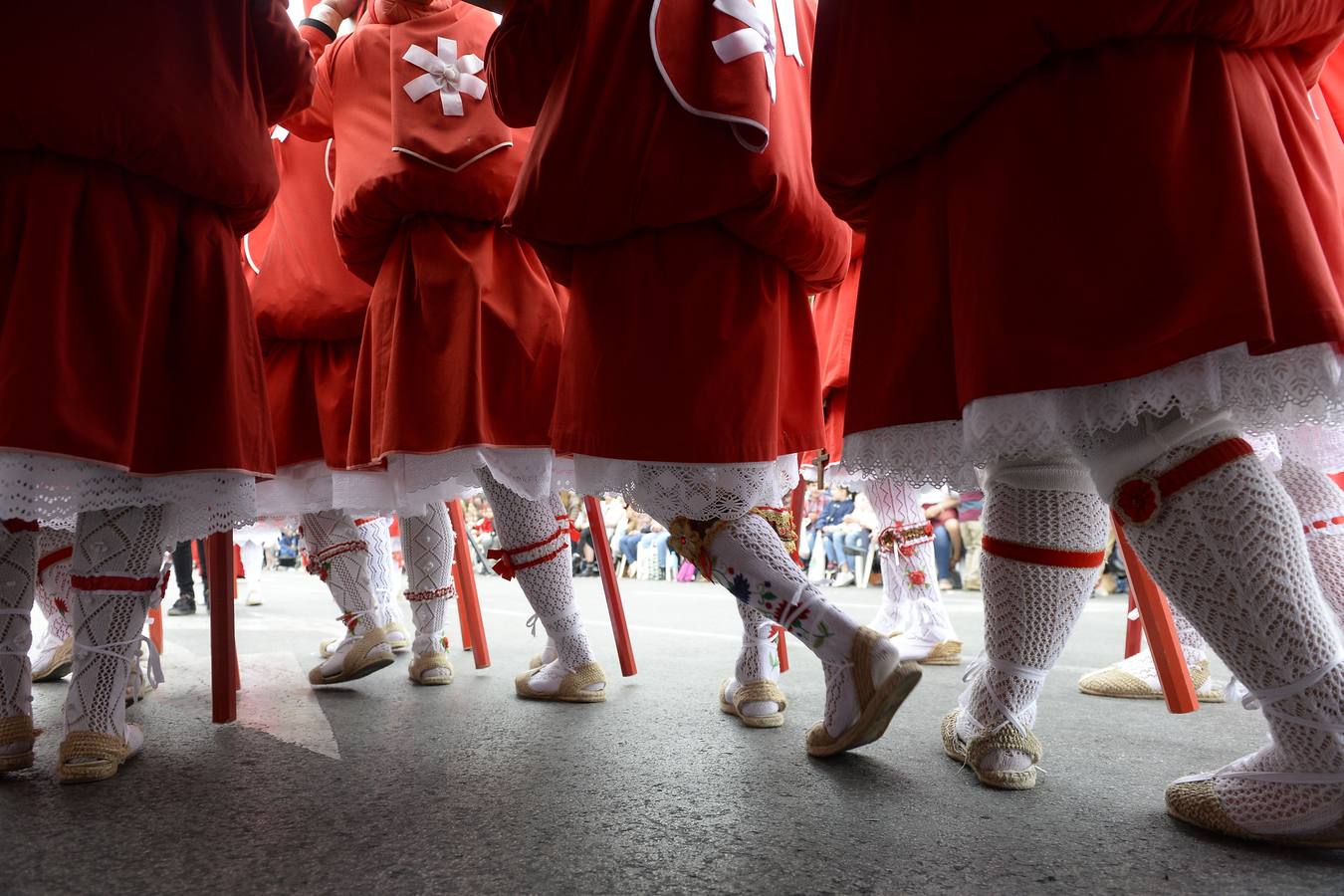 Miles de penitentes, estantes y mayordomos se sumaron a otros tantos murcianos que un año más colmaron la carrera