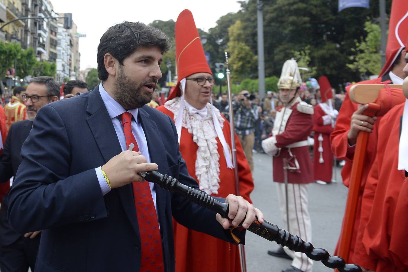 Miles de penitentes, estantes y mayordomos se sumaron a otros tantos murcianos que un año más colmaron la carrera