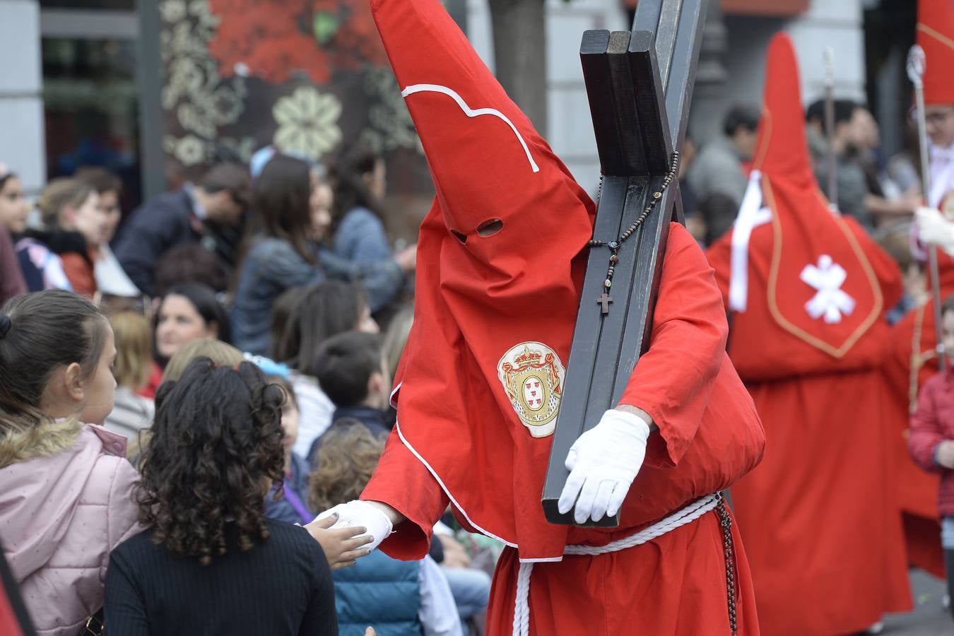 Miles de penitentes, estantes y mayordomos se sumaron a otros tantos murcianos que un año más colmaron la carrera