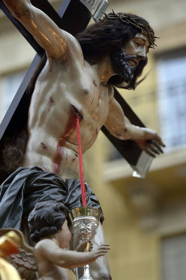 Miles de penitentes, estantes y mayordomos se sumaron a otros tantos murcianos que un año más colmaron la carrera