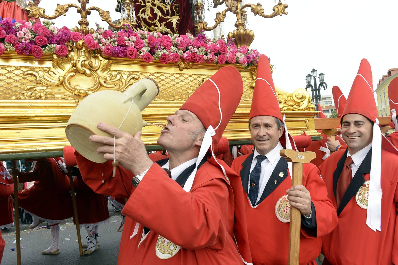 Miles de penitentes, estantes y mayordomos se sumaron a otros tantos murcianos que un año más colmaron la carrera