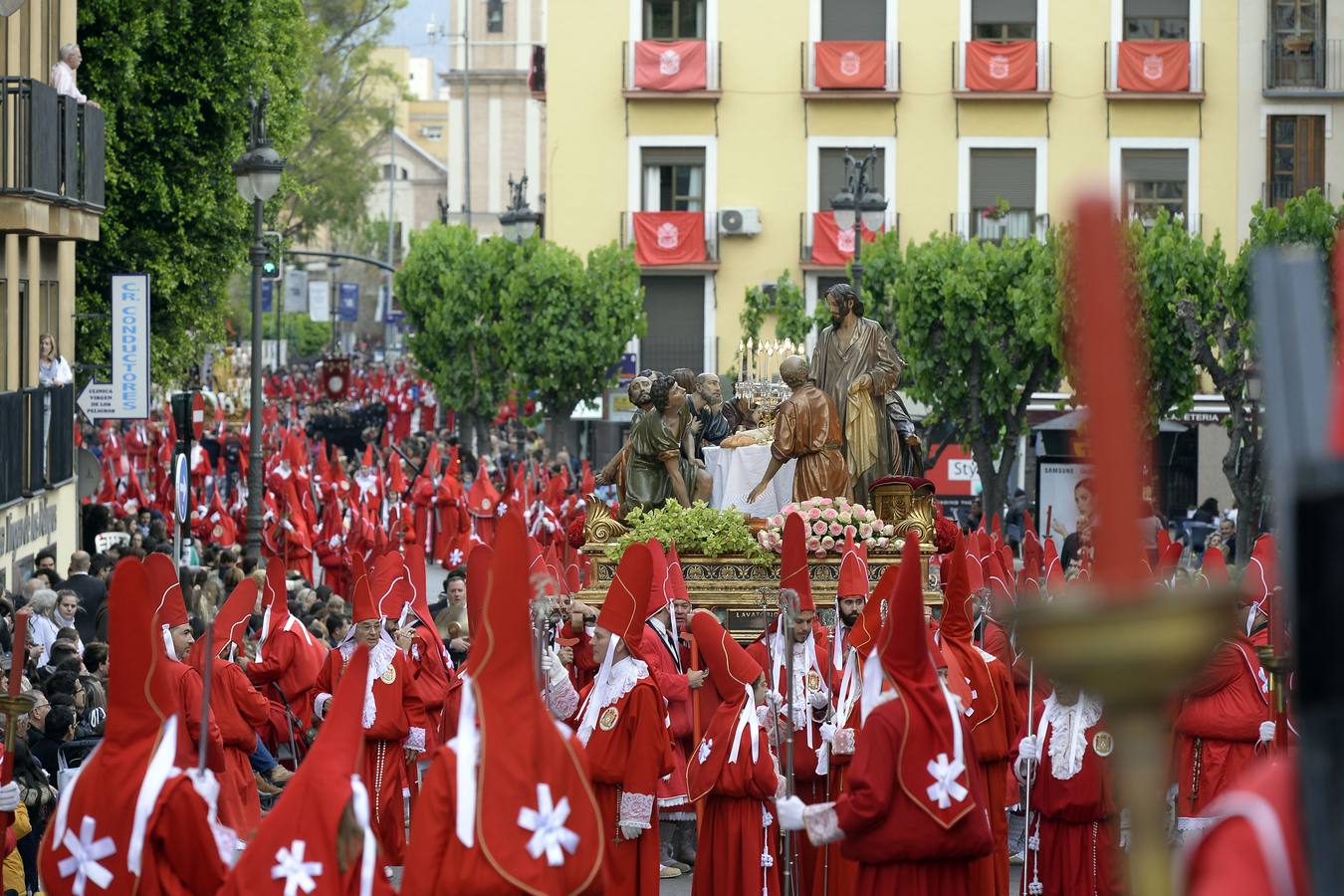 Miles de penitentes, estantes y mayordomos se sumaron a otros tantos murcianos que un año más colmaron la carrera