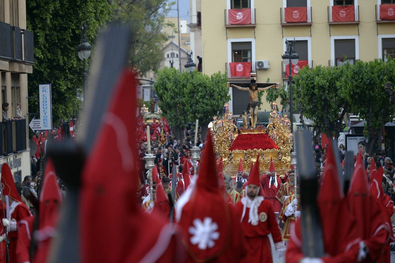 Miles de penitentes, estantes y mayordomos se sumaron a otros tantos murcianos que un año más colmaron la carrera
