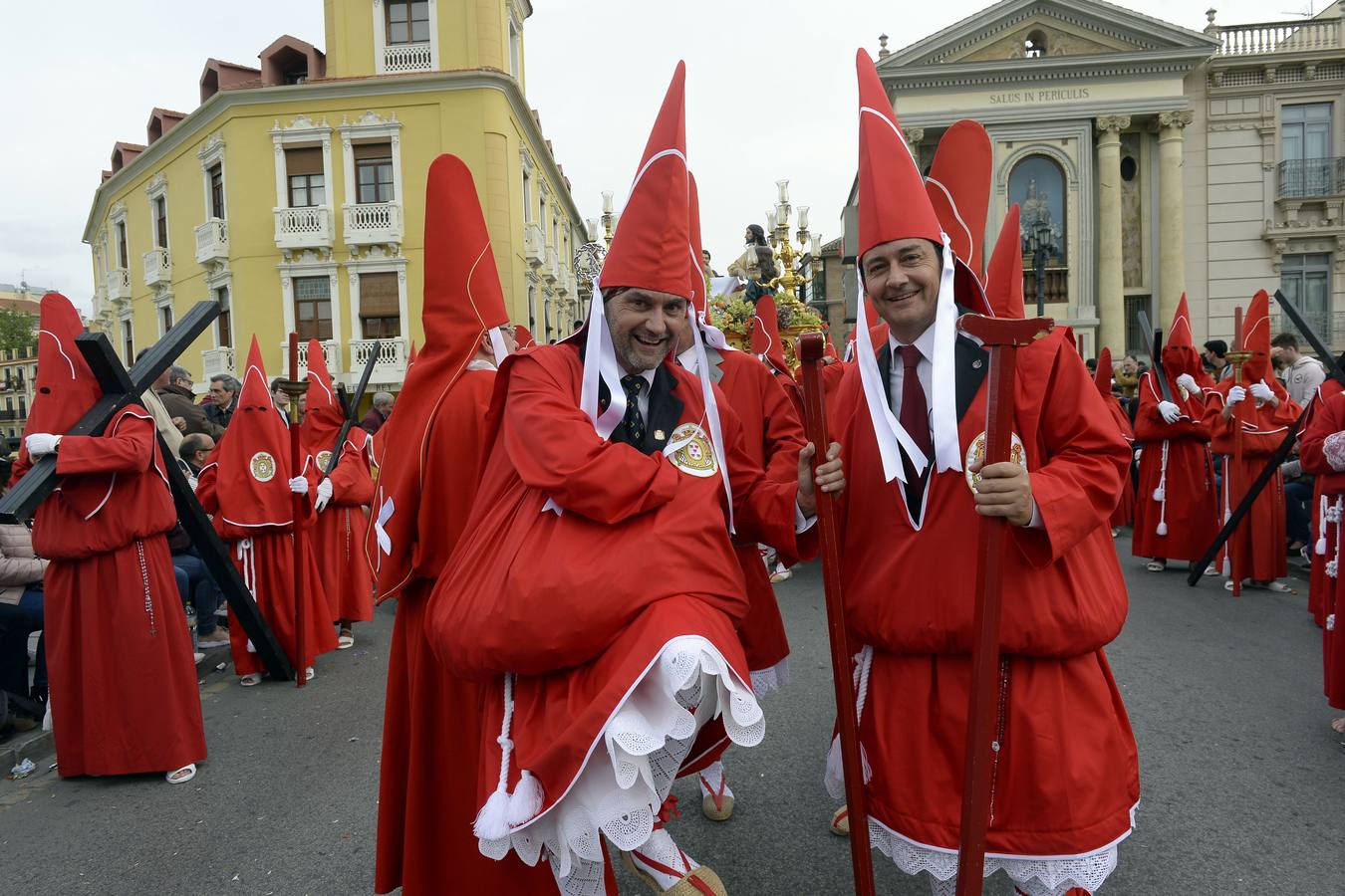 Miles de penitentes, estantes y mayordomos se sumaron a otros tantos murcianos que un año más colmaron la carrera