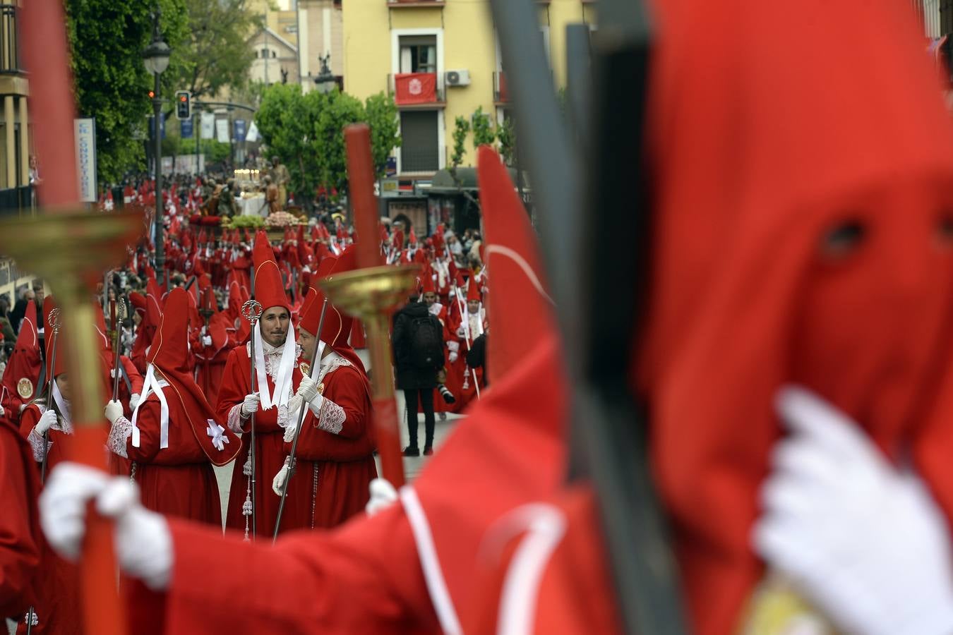 Miles de penitentes, estantes y mayordomos se sumaron a otros tantos murcianos que un año más colmaron la carrera