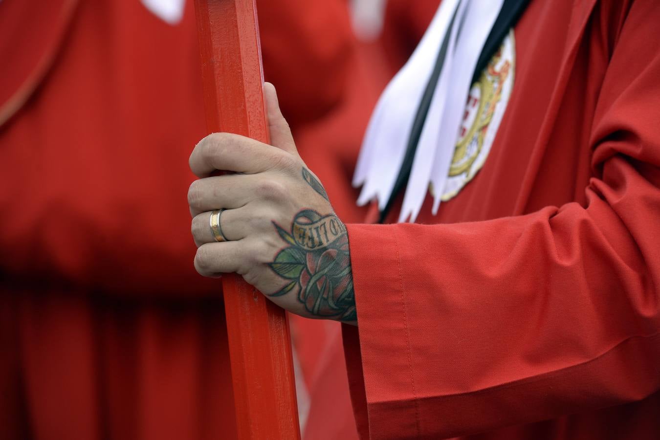 Miles de penitentes, estantes y mayordomos se sumaron a otros tantos murcianos que un año más colmaron la carrera
