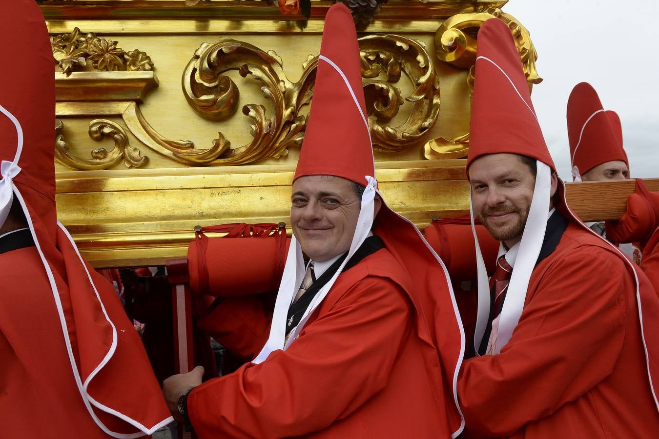 Miles de penitentes, estantes y mayordomos se sumaron a otros tantos murcianos que un año más colmaron la carrera