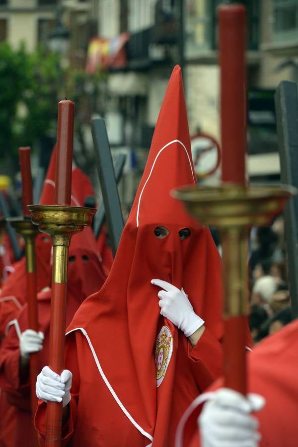 Miles de penitentes, estantes y mayordomos se sumaron a otros tantos murcianos que un año más colmaron la carrera