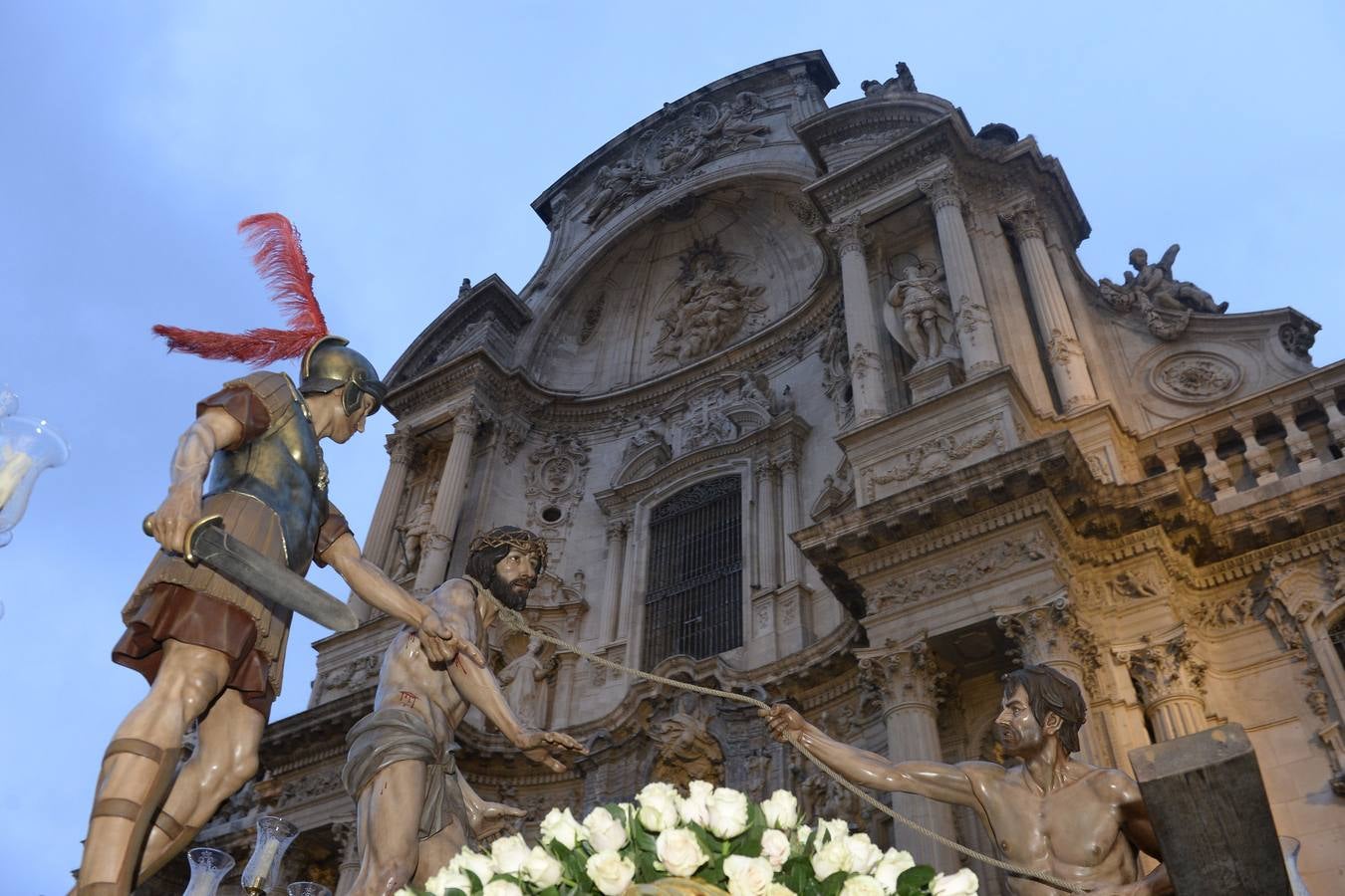 Miles de penitentes, estantes y mayordomos se sumaron a otros tantos murcianos que un año más colmaron la carrera