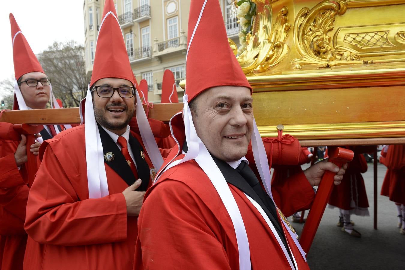 Miles de penitentes, estantes y mayordomos se sumaron a otros tantos murcianos que un año más colmaron la carrera