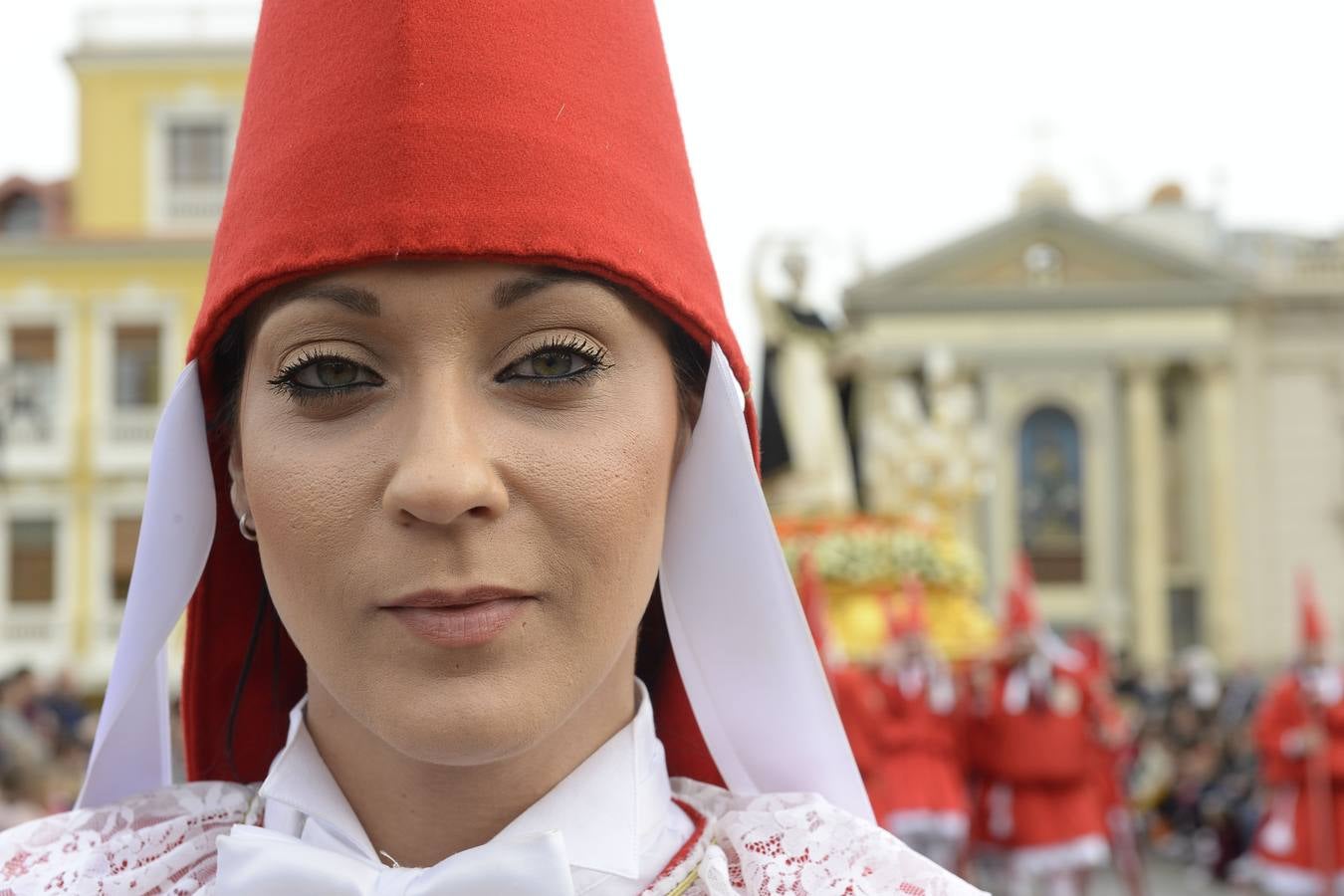 Miles de penitentes, estantes y mayordomos se sumaron a otros tantos murcianos que un año más colmaron la carrera