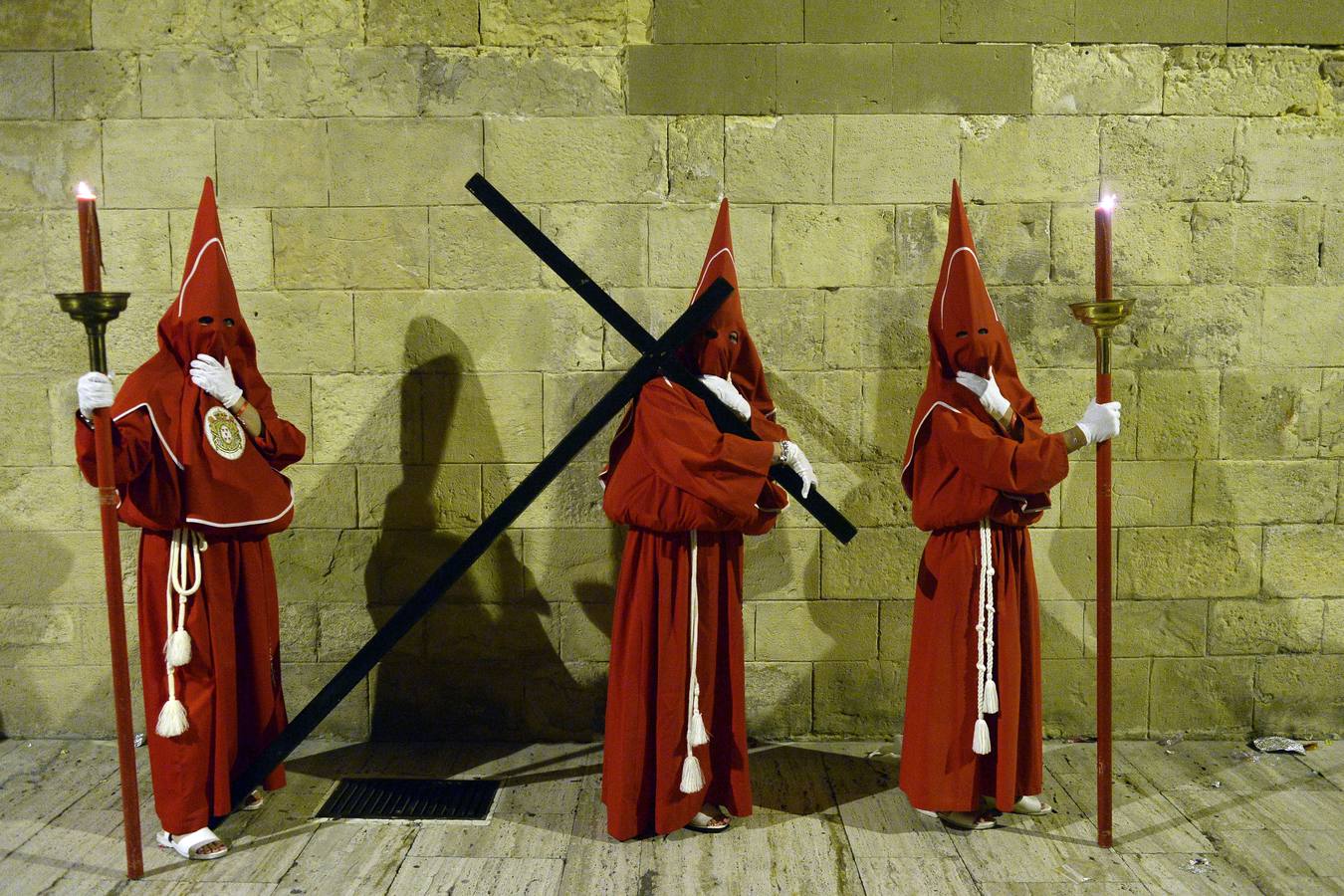 Miles de penitentes, estantes y mayordomos se sumaron a otros tantos murcianos que un año más colmaron la carrera