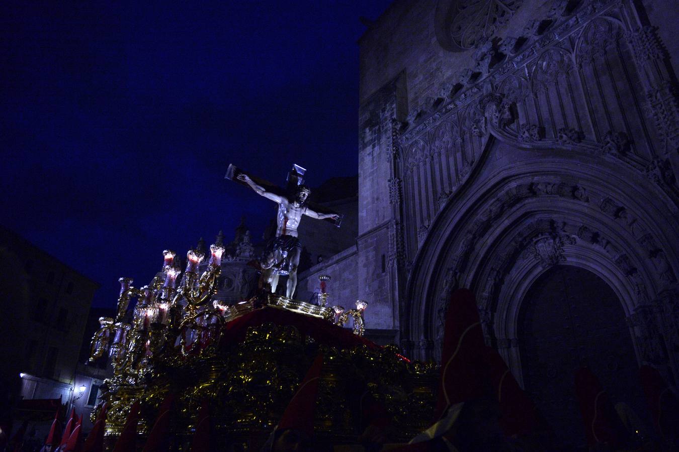 Miles de penitentes, estantes y mayordomos se sumaron a otros tantos murcianos que un año más colmaron la carrera