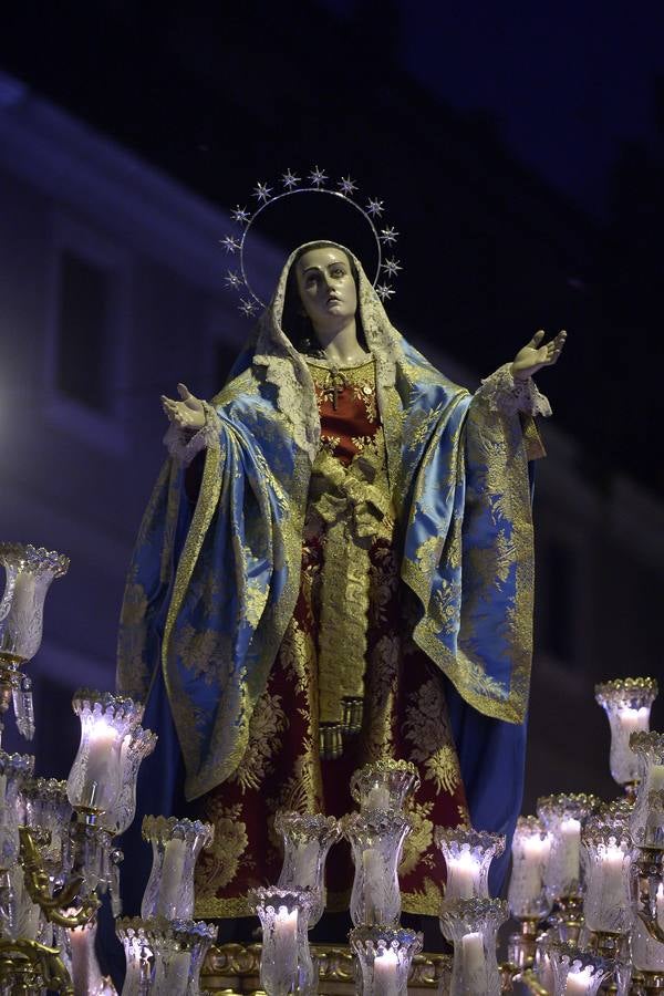 Miles de penitentes, estantes y mayordomos se sumaron a otros tantos murcianos que un año más colmaron la carrera