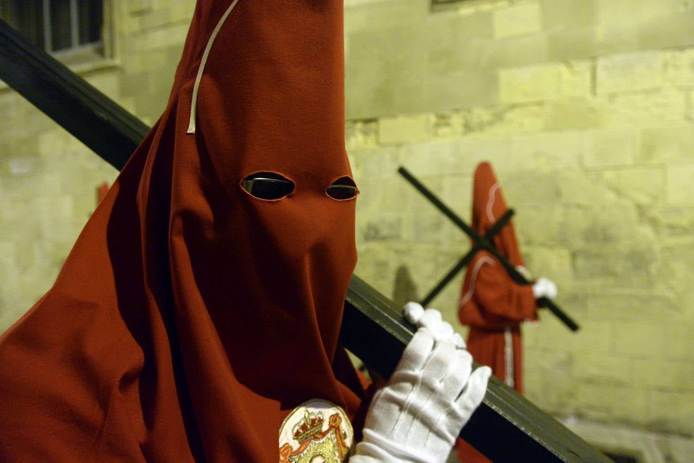 Miles de penitentes, estantes y mayordomos se sumaron a otros tantos murcianos que un año más colmaron la carrera