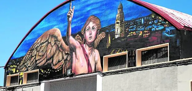 Grafiti que adorna una de las fachadas del mercado de San Andrés. 