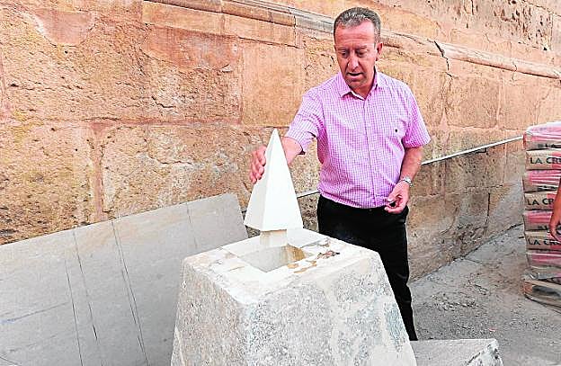 Juan de Dios de la Hoz, en Lorca, durante los trabajos de reconstrucción de la ciudad. 