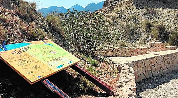 Un cartel con pintadas, vencido, en el Mirador del Solvente. 